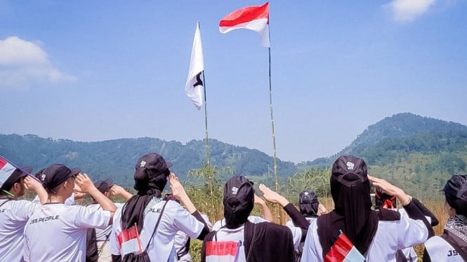 Peringati HUT RI di atas bukit.