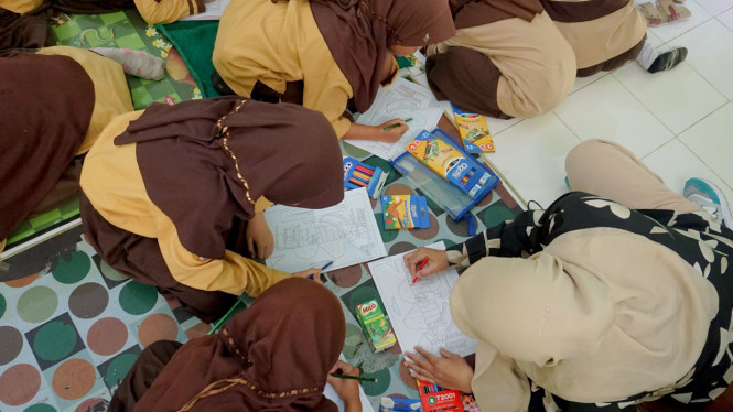 Anak mewarnai
