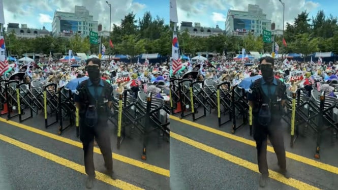  Aparat Tertib, Demonstran Sambil Duduk