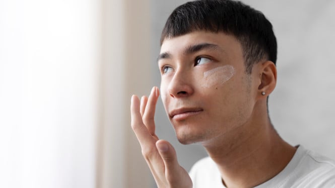 Pria pakai skincare.