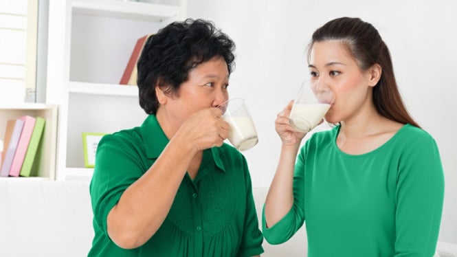 Ilustrasi ibu dan anak minum susu