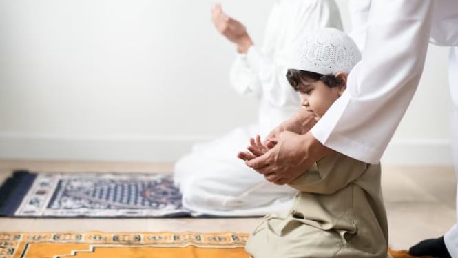Ilustrasi mengajari anak solat