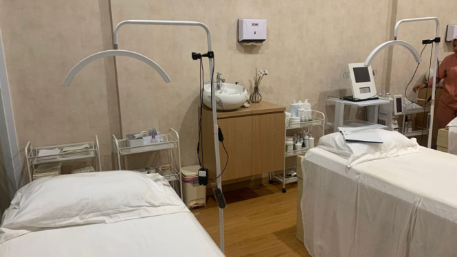 Ruang treatment di Acme Skin Expert