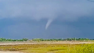 Penampakan Angin Puting Beliung di Pantai Jumiang Gegerkan Warga Pamekasan