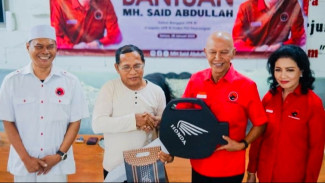Said Abdullah Berikan Bantuan untuk Guru Honorer Korban Pengancaman dan Perusakan di Pulau Kangean