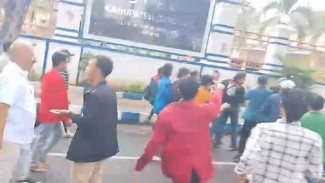 Tak Kunjung Ditemui Ketua DPRD Sampang, Mahasiswa Bentrok Dengan Polisi