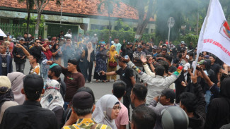 Unras BEM & PKL ke Kantor DPRD Pamekasan Berujung Ricuh