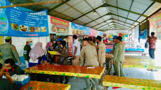 Banyak Warung Tak Patuhi Surat Edaran Bupati, Satpol PP Bangkalan Tertibkan Warung Makan yang Buka Siang Hari