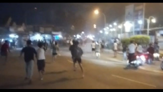 Mencekam! Ratusan pemuda di Bangkalan Saling Serang Gunakan Sarung dan Petasan