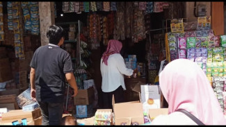 Sidak Pasar Jelang Lebaran, Belasan Produk Kadaluarsa Dijual di Pasar Pamekasan
