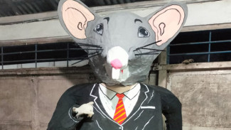 Kostum Tikus Berdasi Dilarang Tampil di Karnaval Bangkalan, Kebebasan Bereks­presi Mati di Jalanan