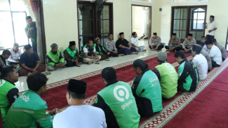 Ojol, Polisi, dan Warga Bangkalan Gelar Shalat Ghaib untuk Affan