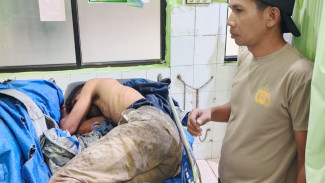 Pria Asal Pujon Terbungkus Terpal Dipinggir Sawah Klampis Bangkalan