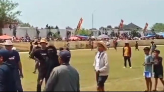 Kerapan Sapi Ricuh, Warga Keluarkan Sajam dan Senpi di Arena Pacuan