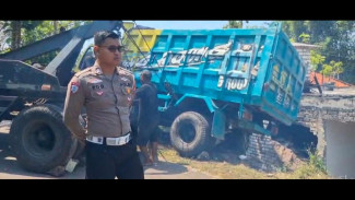 Truck Guling Timpa Rumah Warga, 2 Balitq Tewas