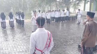 Meski Hujan, Siswa di Pamekasan Khidmat Ikuti Upacara HSN