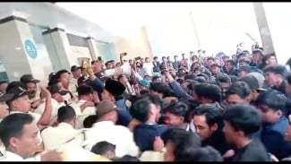 Demo Mahasiswa UTM Ricuh, Rektor Akhirnya Setujui Tuntutan Massa