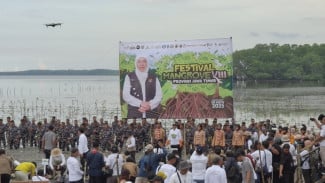Mengedukasi Masyarakat, Gubernur Jatim Ajak Kaka Slank Tanam Mangrove di Bangkalan