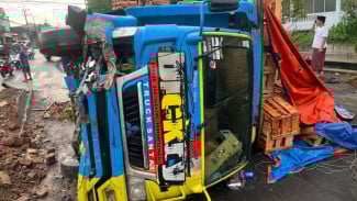 TRUK BERMUATAN KAYU FALED TERGULING ARUS LALULINTAS MACET