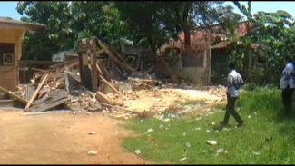 Kelas Ambruk di Hari Guru, Ratusan Siswa Belajar di Teras Warga