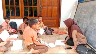 Ruang Kelas Ambruk, Siswa SD di Madura Belajar di Teras Warga