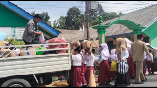 Siswa SD Sumbangkan Tiga Truk Bantuan Dari Bangkalan Untuk Korban Bencana Aceh