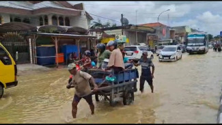 Banjir Rendam 1.673 KK di Blega, Warga Grobak Motor Raup Berkah