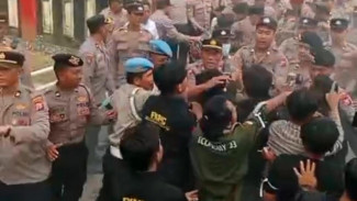 Mahasiswa Bentrok di Mapolres Bangkalan, Tuntut Polisi Bangun dari TIDUR PANJANG