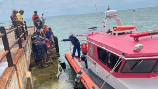 Kandas di Pulau Giliyang, Warga dan Potsar Selamatkan 5 Awak Tongkang Muat CPO