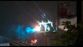 Kabel Tiang Listrik Terbakar dan Meledak, Santri dan Warga Bangkalan Panik