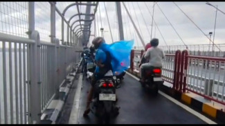 Angin Kencang Terjang Jembatan Suramadu, Pemotor Menepi dan Nelayan Urung Melaut