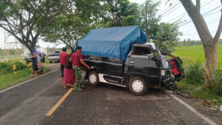 Diduga Microsleep, Mobil Muat Bawang Hantam Pohon di Klampis, Satu Tewas
