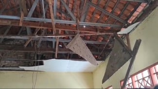 Plafon Kelas SDN Kramat I Bangkalan Ambruk Saat Jam Pelajaran