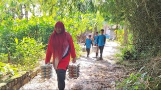 Akses Sulit, Siswa SDN Langkap 5 Bangkalan Harus Jalan Kaki Jemput Makan Bergizi Gratis