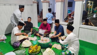 Tumpeng Sambut Ramadan, Warga Bangkalan Padati Musala di Malam Tarawih Perdana