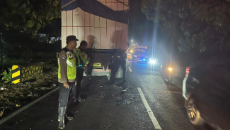 Tabrak Truk Mogok, Istri Tewas Suami Kritis di Bangkalan