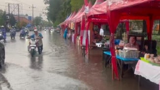 Pasar Takjil Bangkalan Banjir, Pedagang Terpaksa Bawa Pulang Dagangan