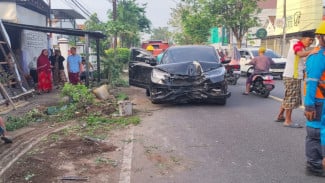 Diduga Sopir Mengantuk, Minibus Tabrak Rumah dan Tiang Listrik di Bangkalan