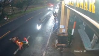 Emak-Emak Tabrakan di Bangkalan, Terseret 5 Meter Terekam CCTV