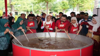 Ratusan Warga Serbu Makan Soto Madura Gratis di Pamekasan