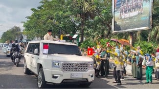 Ribuan Warga Sambut Prabowo di Bangkalan  BANGKALAN – Ribuan warga bersama para siswa di Kabupaten Bangkalan mema