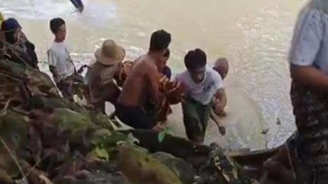 Evakuasi korban oleh warga