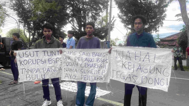 Massa aksi damai AMSP (Aliansi Masyarakat Sumenep Peduli)