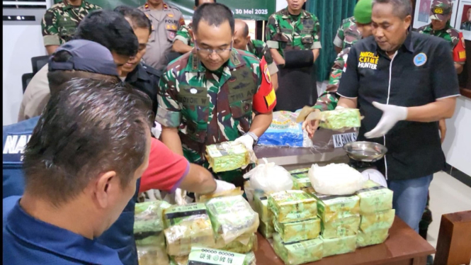 Pengecekan 35 Kg sab-sabu dalam kemasan