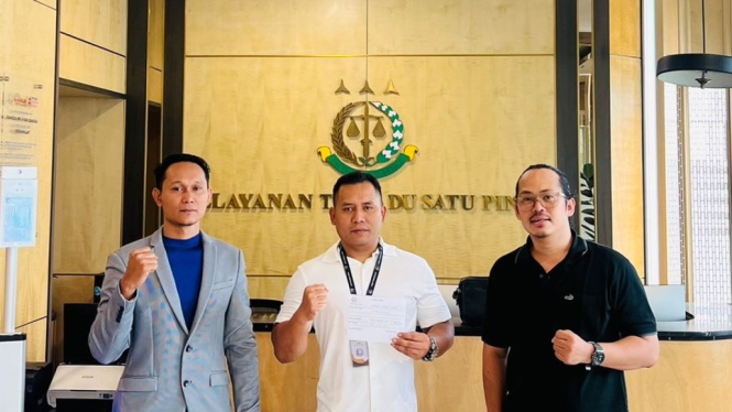 Nanang Wahyudi bersama tim Hukum Gerakan Sumenep Melawan