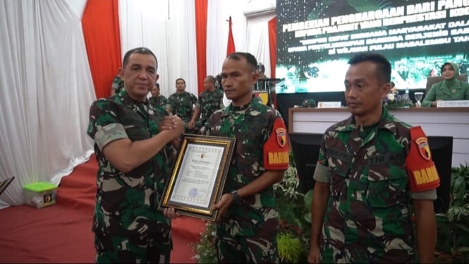 Pangdam V/Brawijaya Mayjen TNI Rudy Saladin serahkan penghargaan