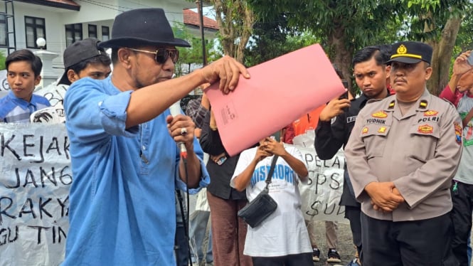Aktivis AMSP ketika menggelar unras BSPS Sumenep 2024