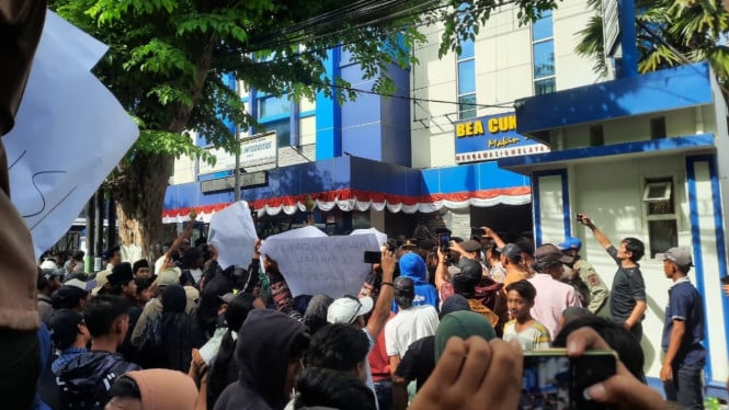 Massa aksi di Bea Cukai Madura