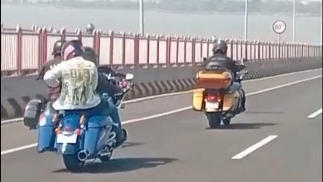 Aksi berbahaya moge di jembatan Suramadu