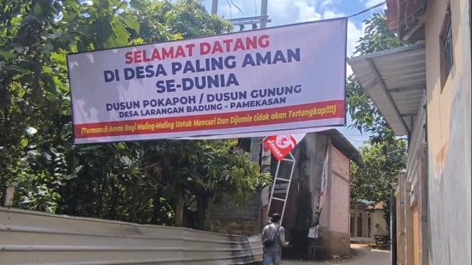 Warga Pamekasan Bentangkan Banner Unik
